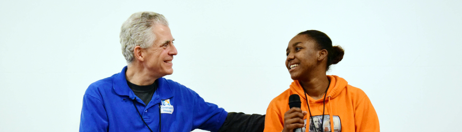 Jim Kelly speaking with a teenager during a panel